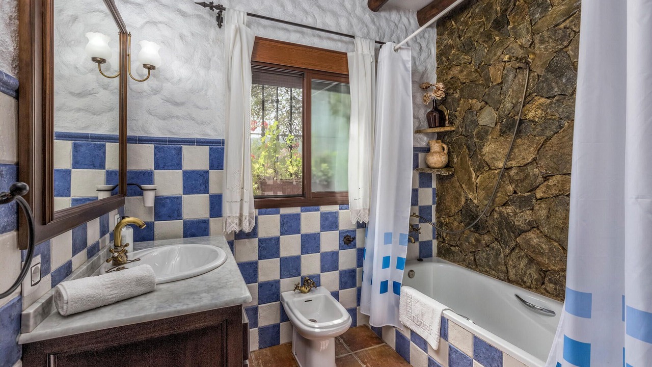 Photo of Bathroom in Algatocin