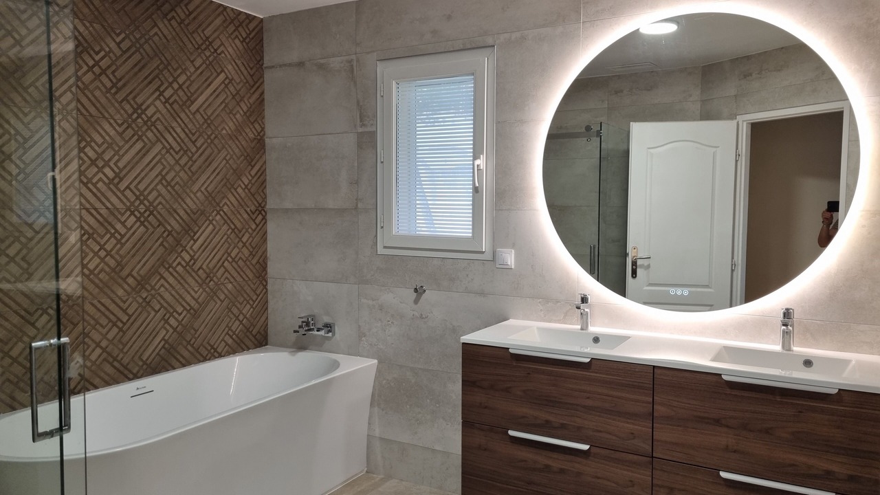 Photo of Bathroom in Ensues-la-Redonne