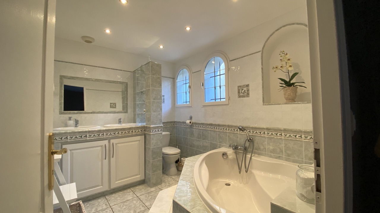 Photo of Bathroom in Puyloubier