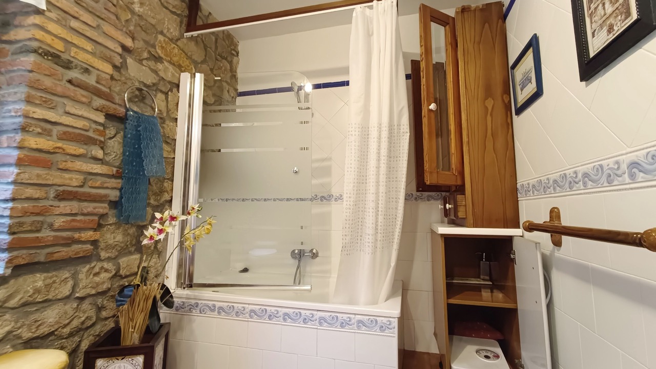 Photo of Bathroom in Oruna