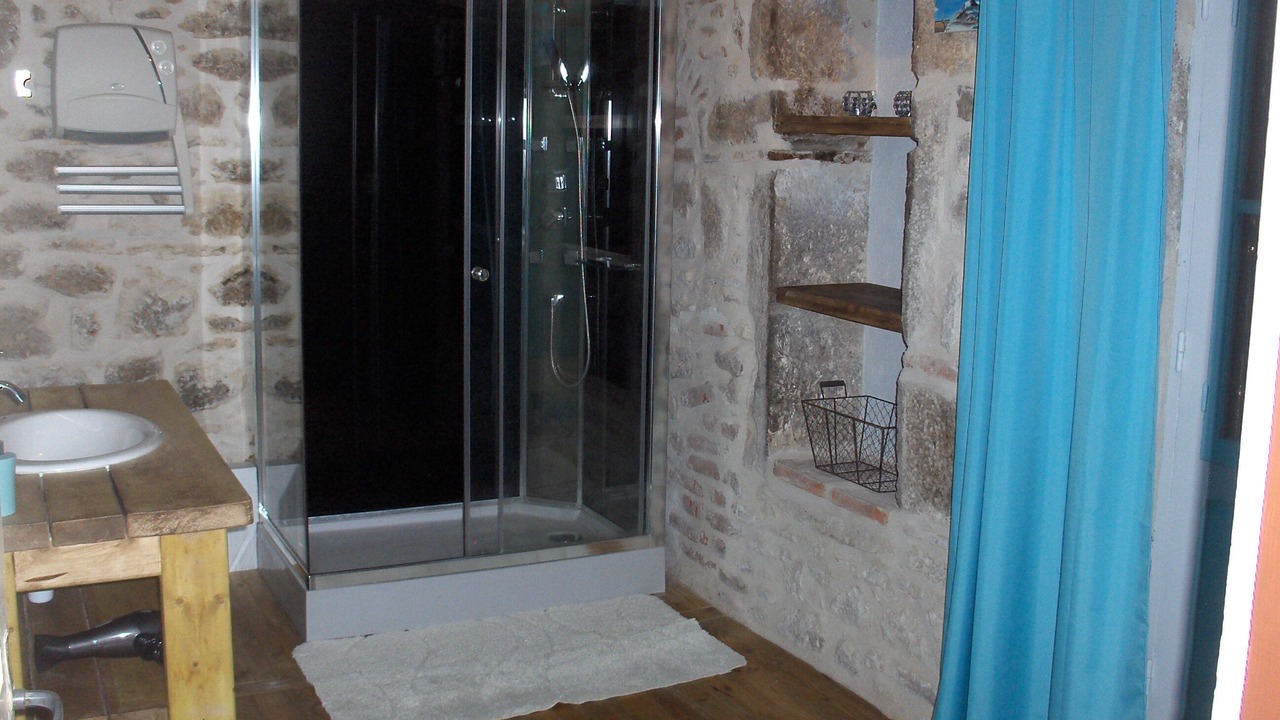Photo of Bathroom in Tour-de-Faure