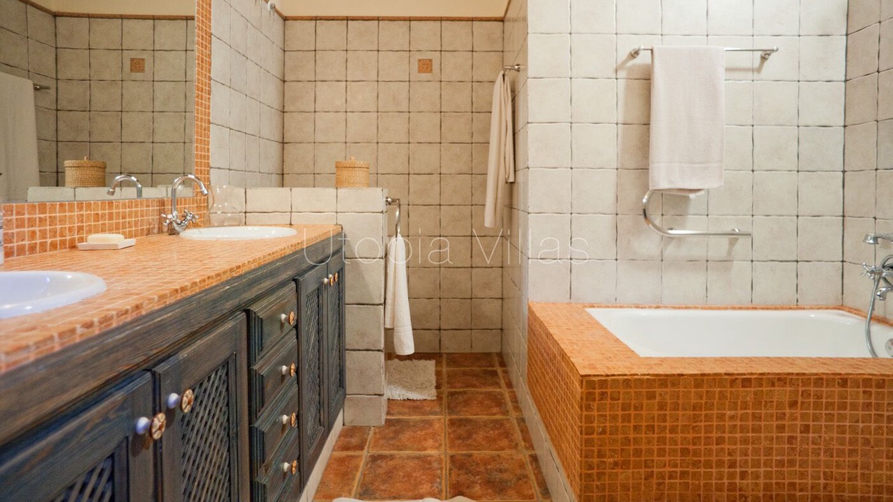 Photo of Bathroom in Quint Mar
