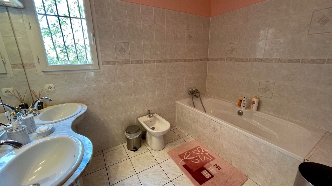 Photo of Bathroom in Nimes City Centre