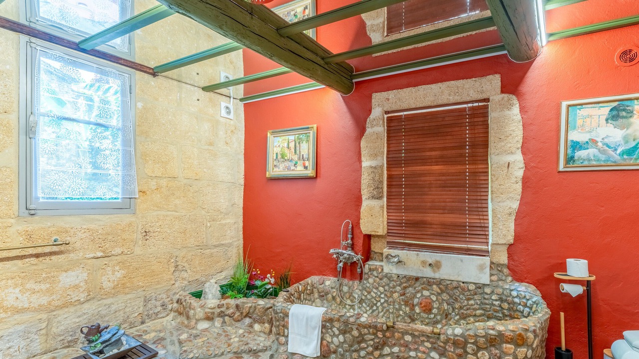 Photo of Bathroom in Collias