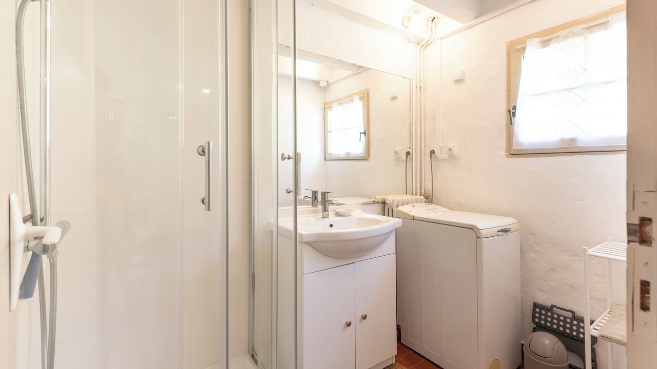 Photo of Bathroom in Campan