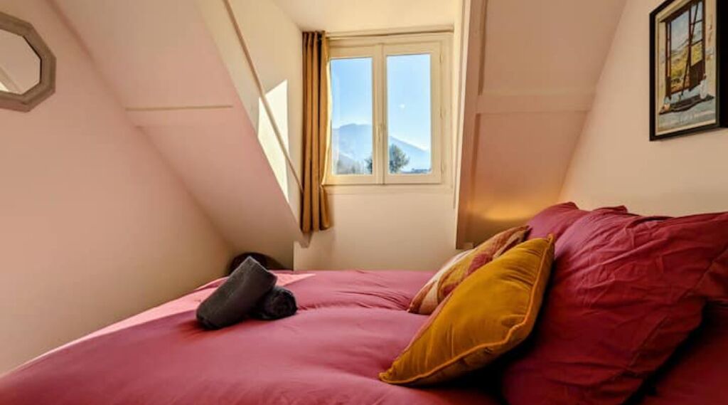 Photo of Bedroom in Campan