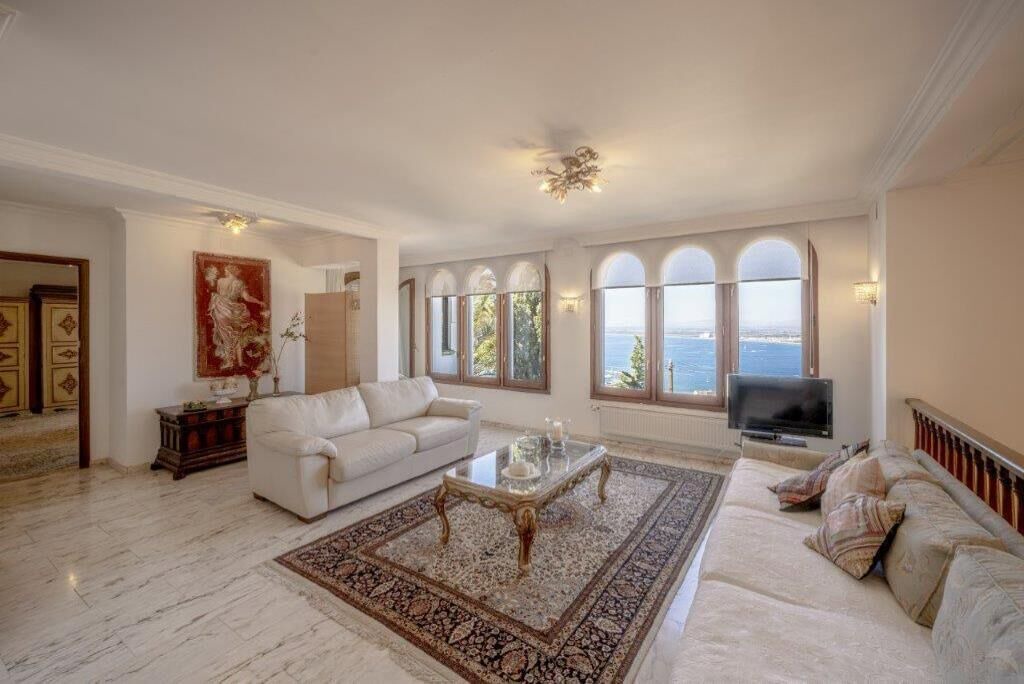 Photo of Livingroom in Roses Town Center