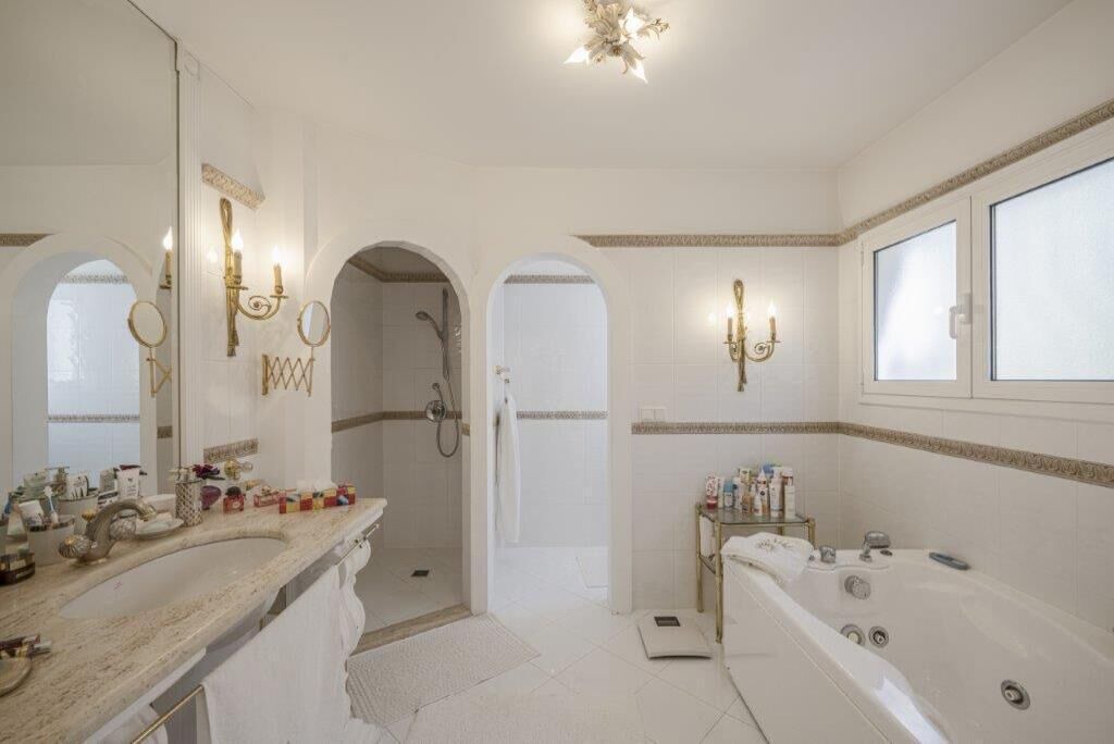 Photo of Bathroom in Roses Town Center