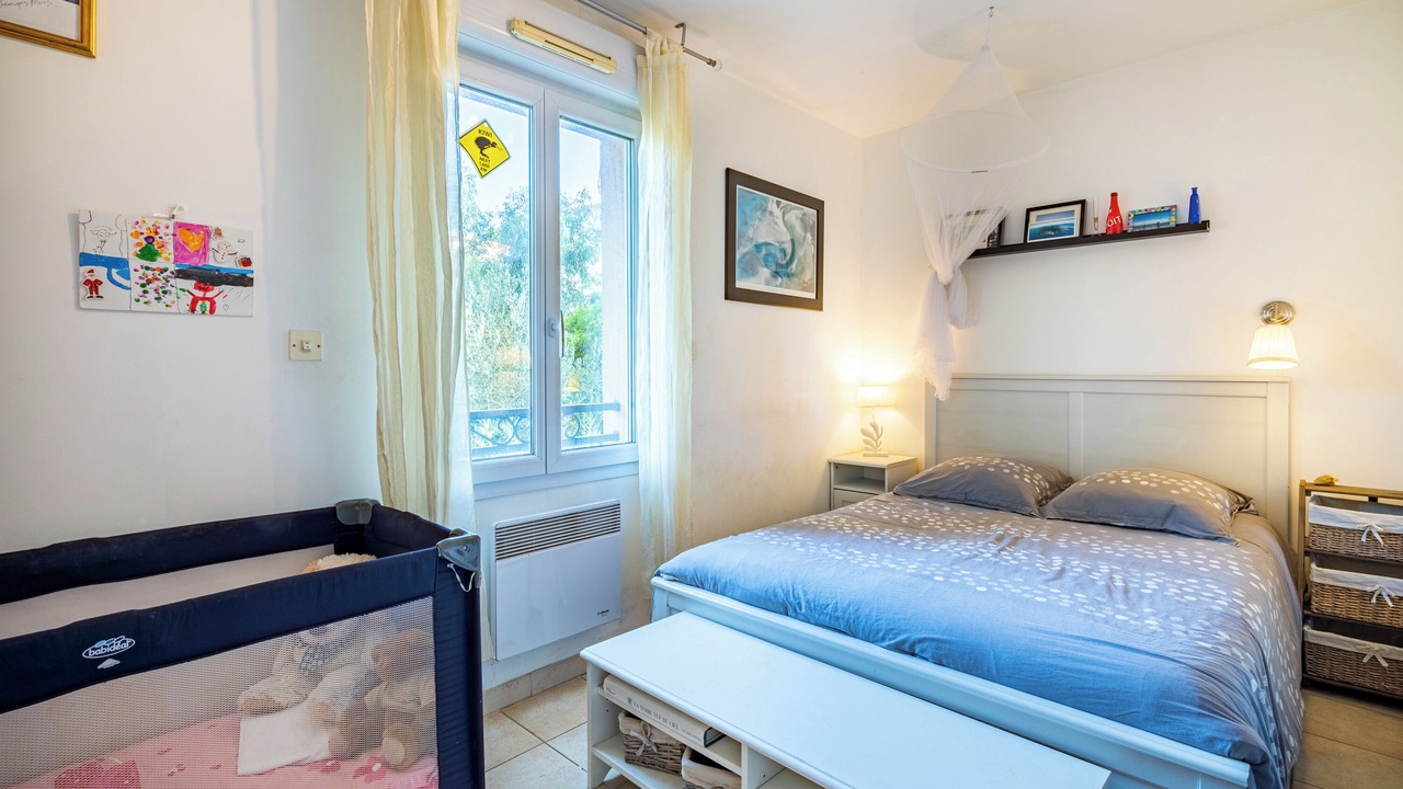 Photo of Bedroom in Ensues-la-Redonne