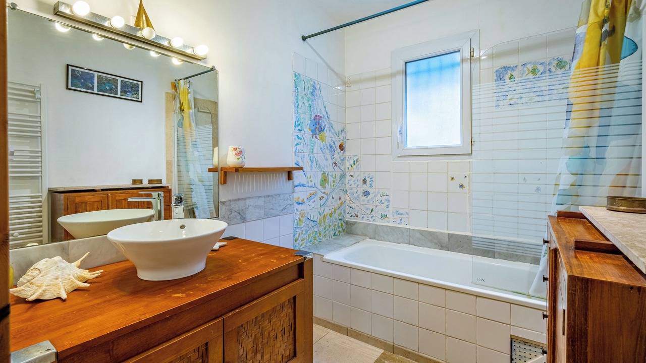 Photo of Bathroom in Ensues-la-Redonne
