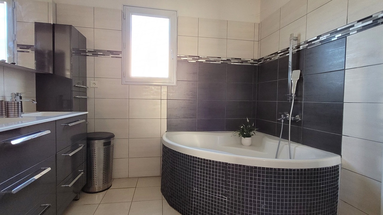 Photo of Bathroom in Chateauneuf-de-Gadagne