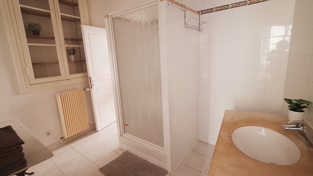 Photo of Bathroom in Aiguerelles