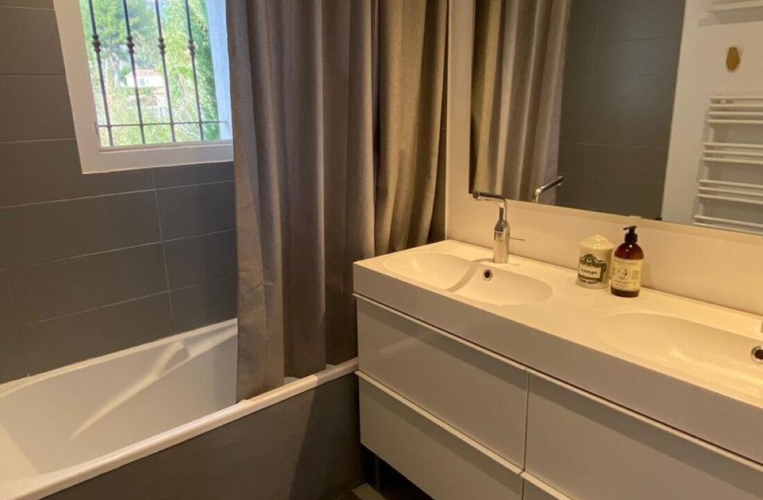 Photo of Bathroom in Chateauneuf-le-Rouge