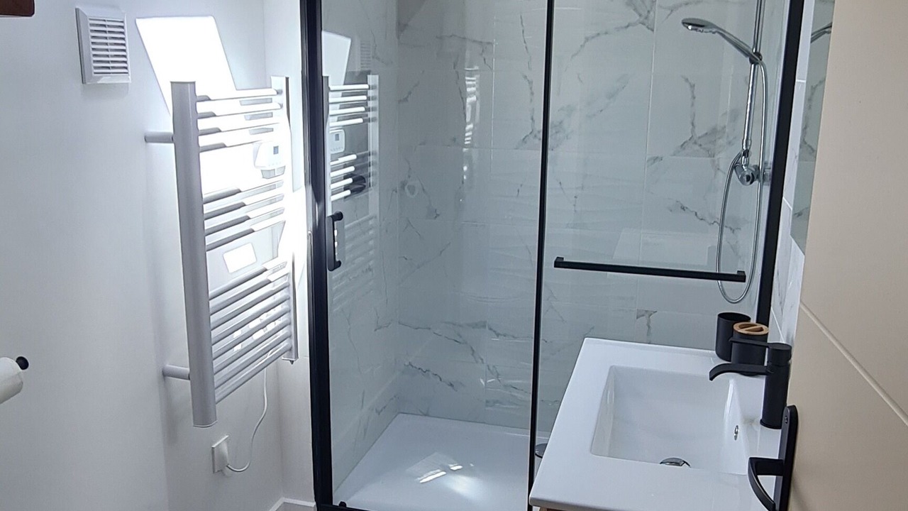 Photo of Bathroom in Labastide-sur-Besorgues