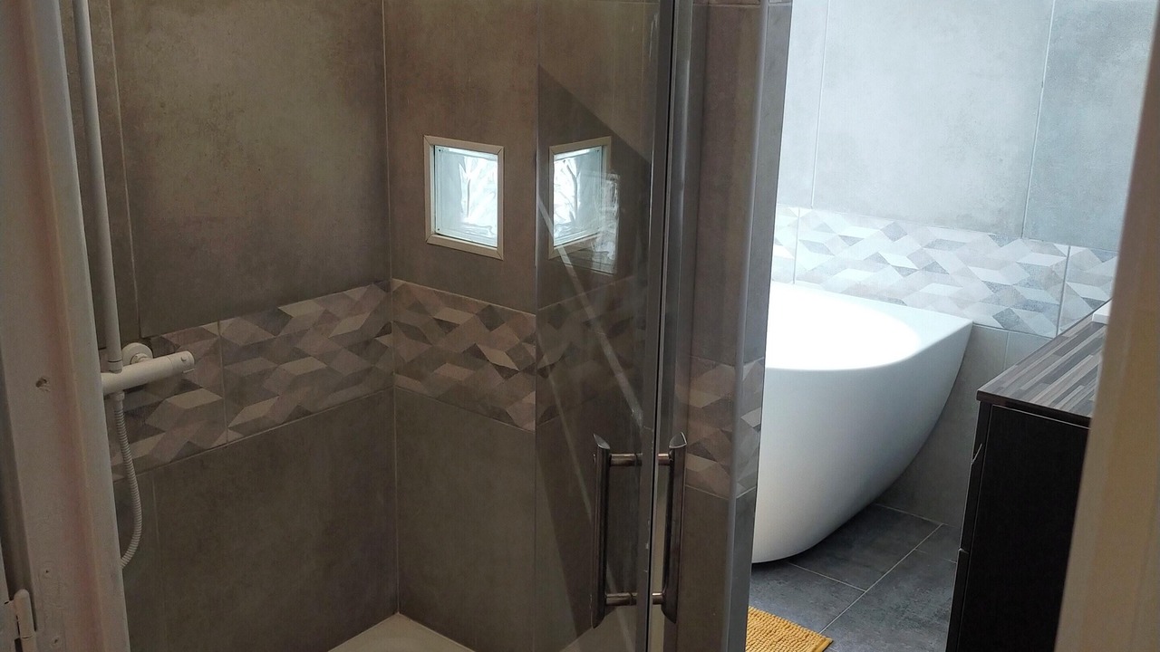 Photo of Bathroom in Lens