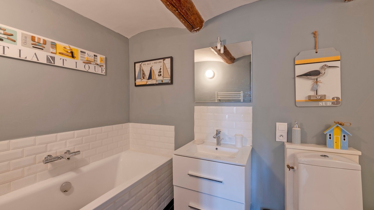 Photo of Bathroom in Garrigues-Sainte-Eulalie