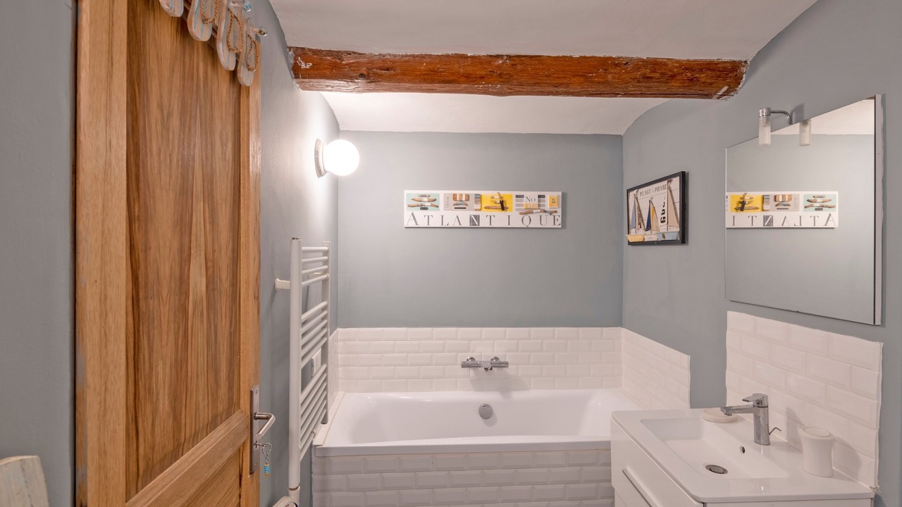 Photo of Bathroom in Garrigues-Sainte-Eulalie