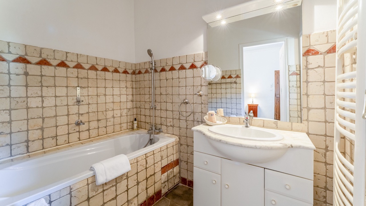 Photo of Bathroom in Collias
