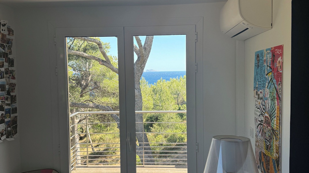 Photo of Bedroom in Ensues-la-Redonne