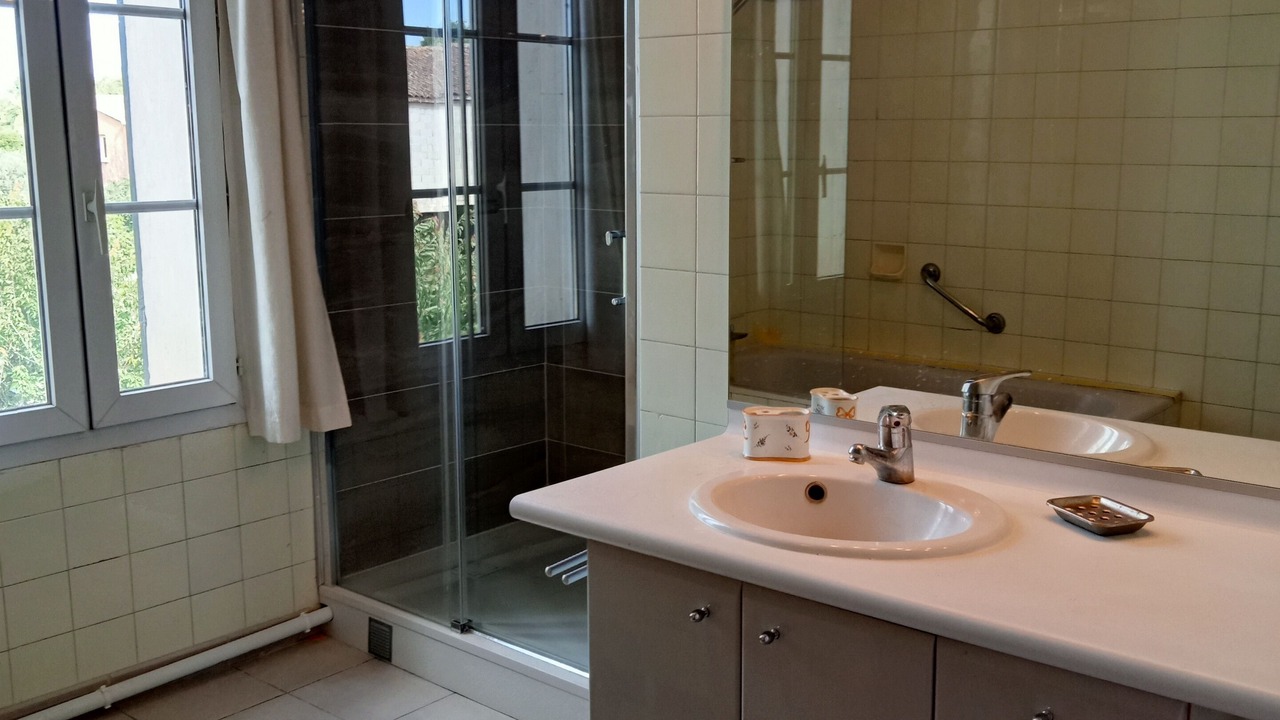 Photo of Bathroom in Redessan