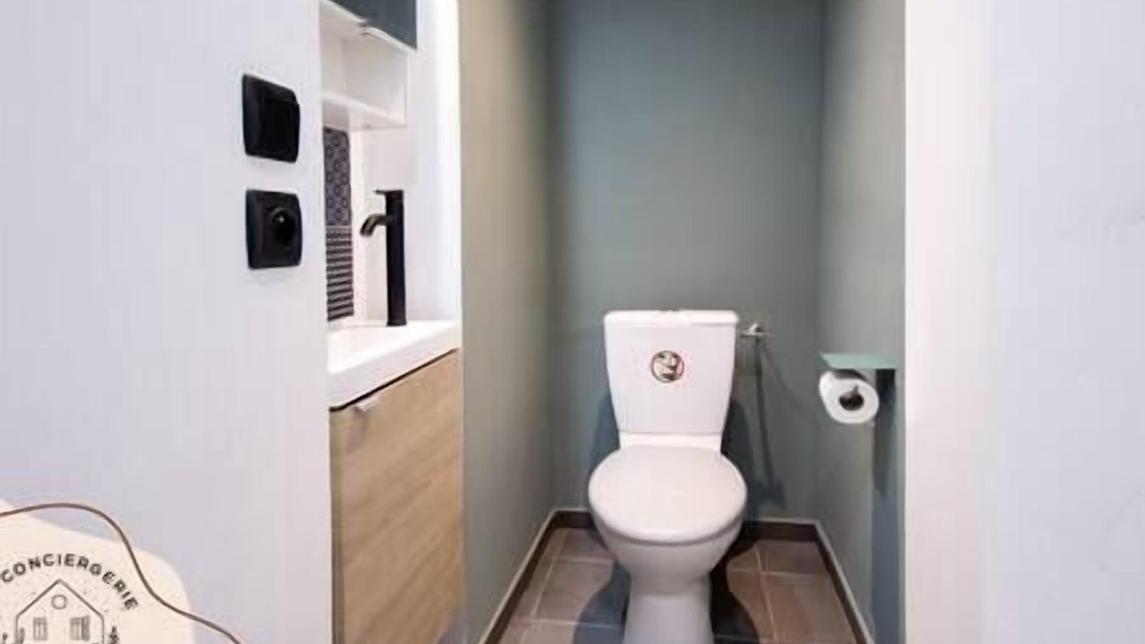 Photo of Bathroom in Lens
