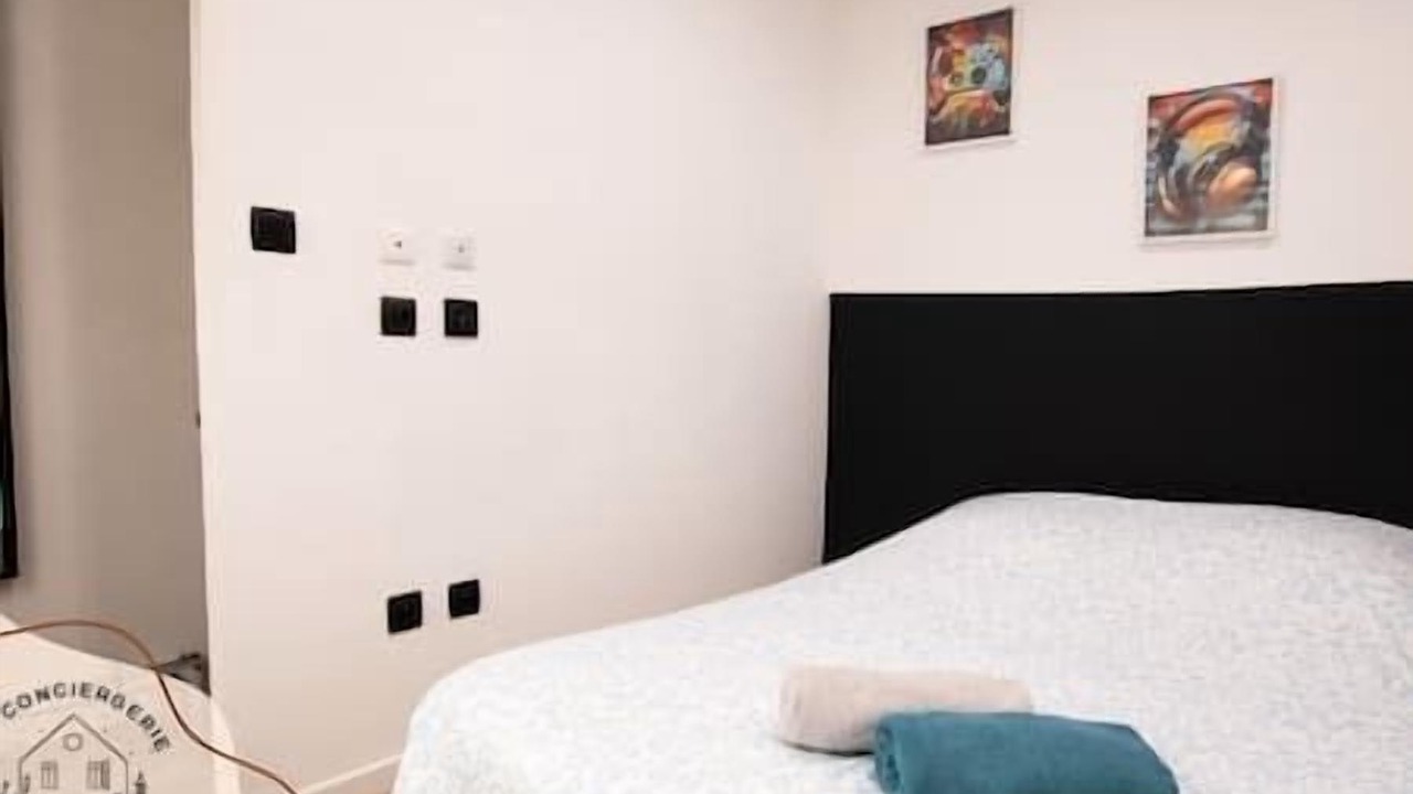 Photo of Bedroom in Lens
