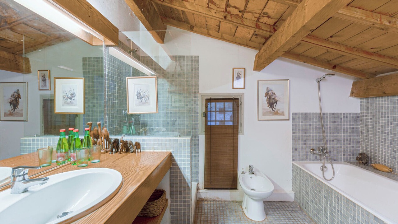 Photo of Bathroom in Arles