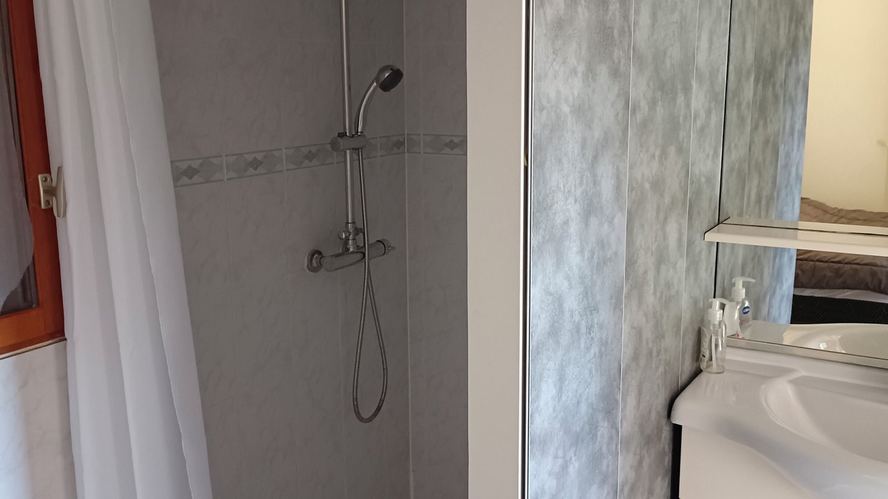 Photo of Bathroom in Campan
