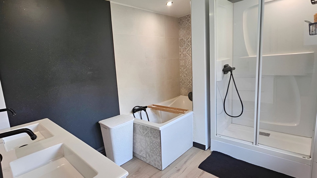 Photo of Bathroom in Lens