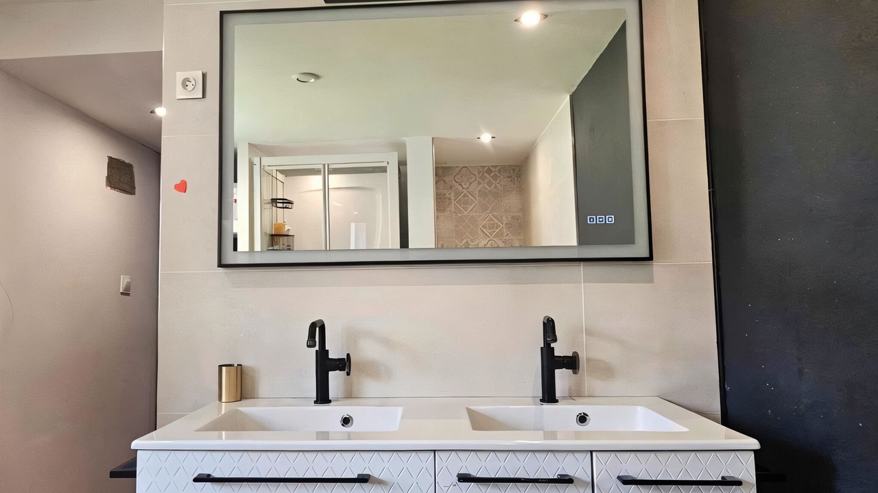 Photo of Bathroom in Lens