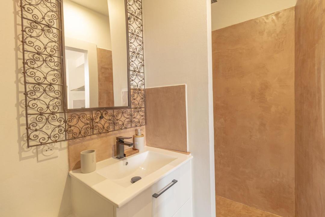 Photo of Bathroom in Quartier Administrations