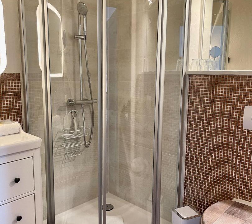 Photo of Bathroom in Parey