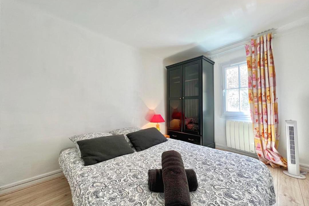 Photo of Bedroom in Miramas le Vieux