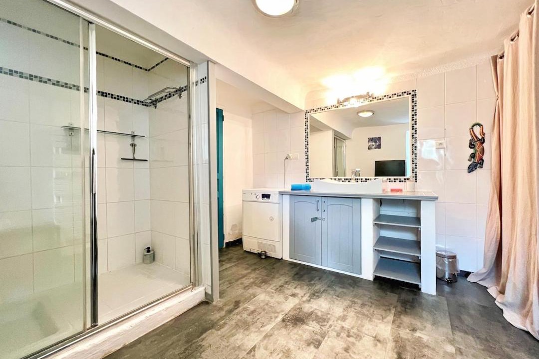 Photo of Bathroom in Miramas le Vieux