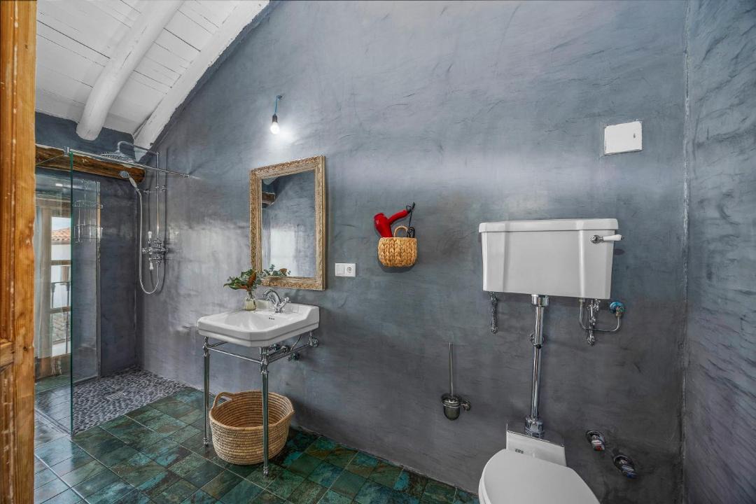 Photo of Bathroom in Higuera de la Sierra
