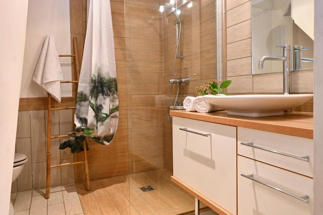 Photo of Bathroom in Nimes City Centre