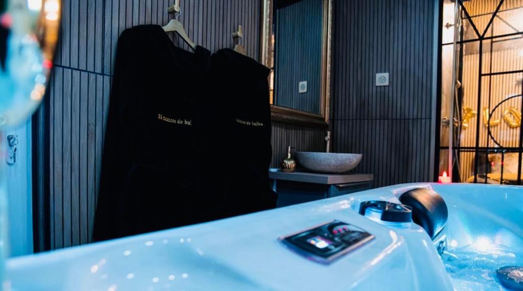 Photo of Bathroom in Lens