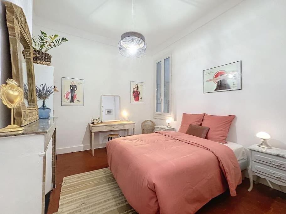 Photo of Bedroom in Comedie