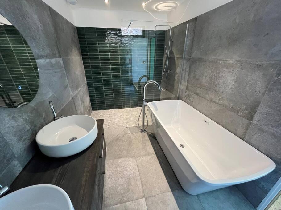Photo of Bathroom in Chateauneuf-de-Gadagne
