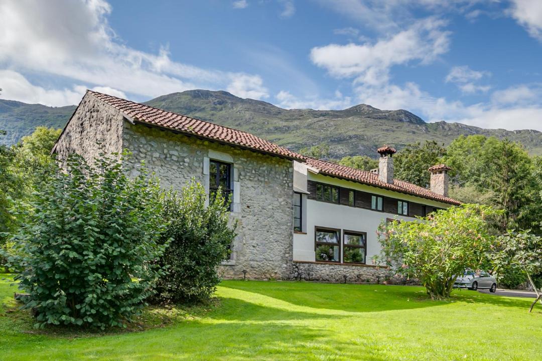 Photo of Buildings in Camango