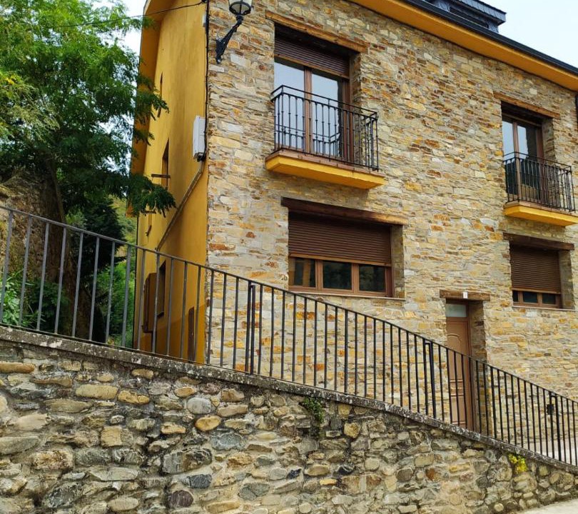 Photo of Buildings in Molinaseca