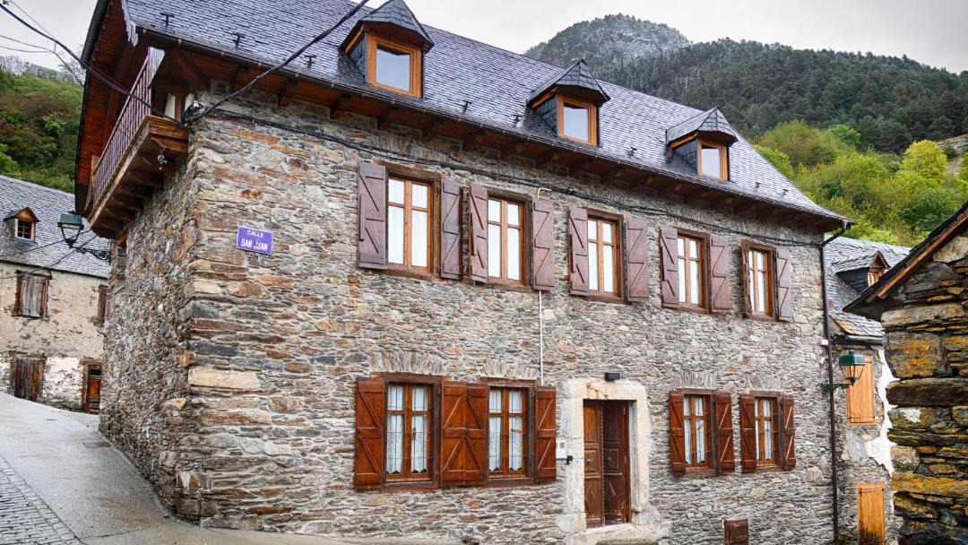 Photo of Buildings in Arres