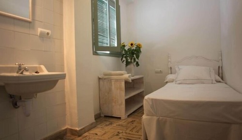 Single Room, Shared Bathroom