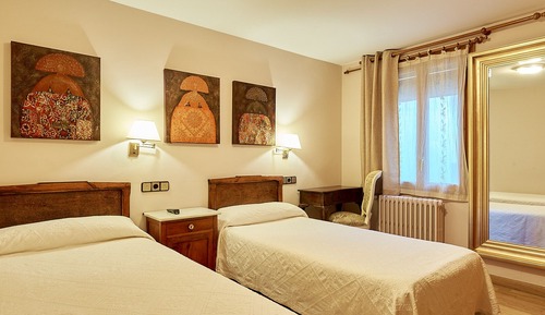 Economy Twin Room (Interior)