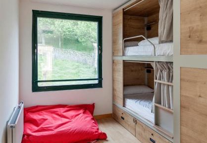 Bed in 8-Bed Dormitory Room with Shared Bathroom
