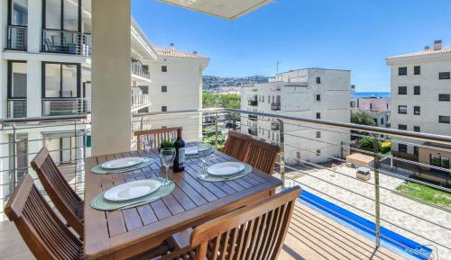 Apartment with Pool View 