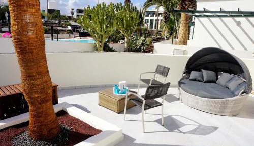 Apartment with Pool View 