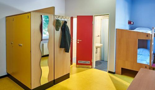 Bed in Male 4-Bed / 6-Bed Dormitory Room with Shower and Toilet