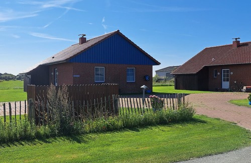 Pellworm House | Holiday Home 'Springflut' with Shared Garden and Wi-Fi
