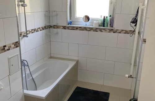 Niederursel Condo | Moderne und Komfortable Zimmer - Neue Möbel und Orthopedischen Bett.